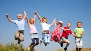 scuola_finita_bimbi_felici_estate_vacanze