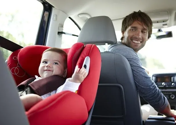 Bambini sicuri in auto: le giuste regole da tenere