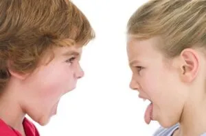 bambini che litigano