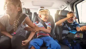 bambini in auto sul sedile posteriore
