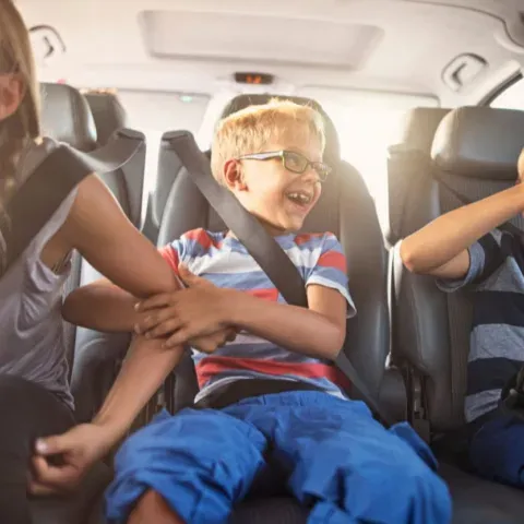 bambini in auto sul sedile posteriore
